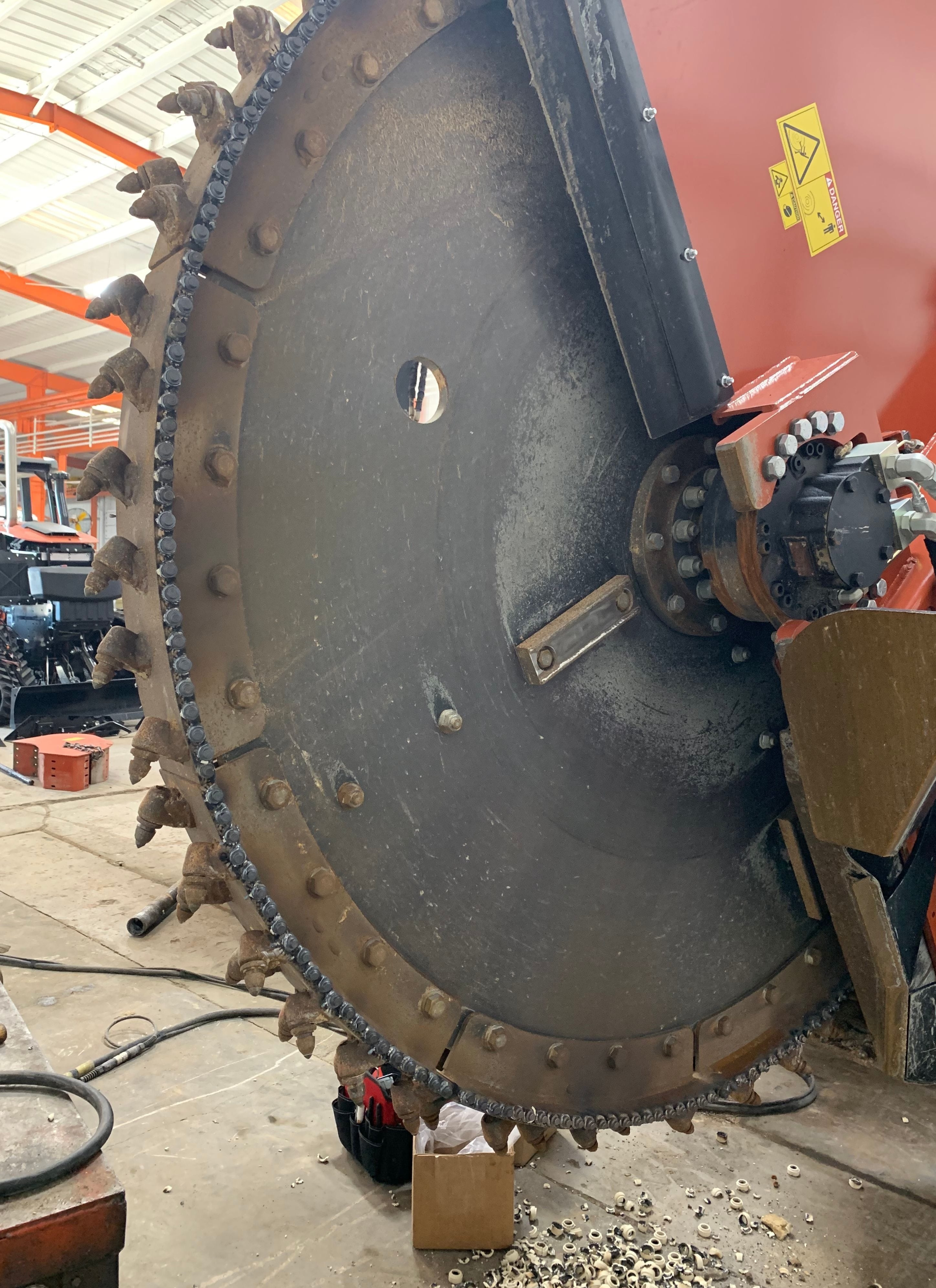 Rueda de corte Ditch Witch equipada con TuffStudds